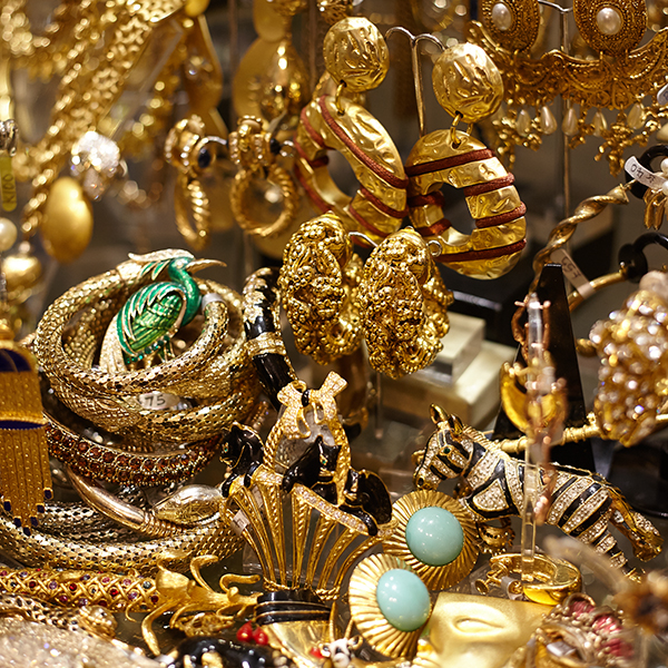 Collecton of Gold jewellery 
