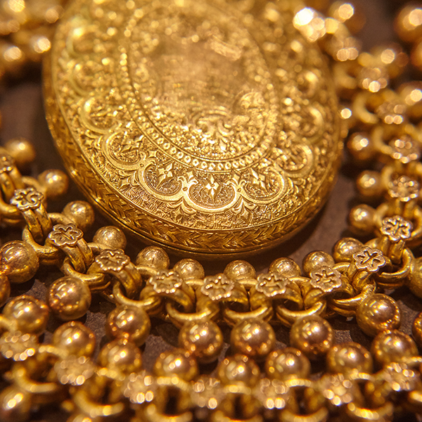 Gold locket wth chain