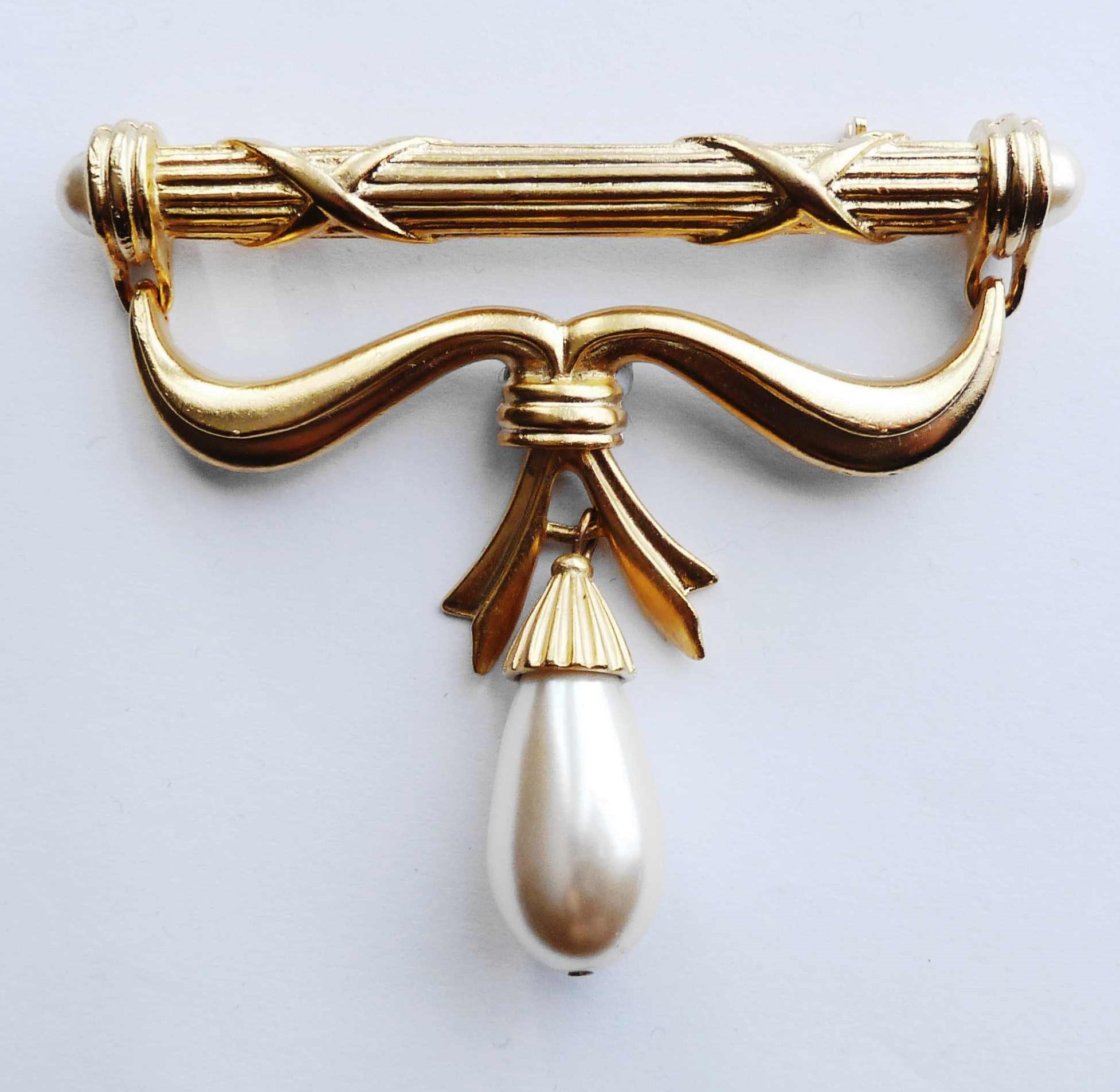 gilt pearl drop brooch